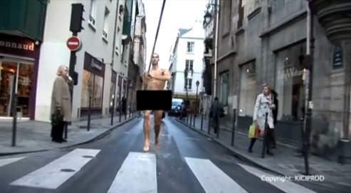 Image de la vidéo publiée sur Internet par Romain Mesnil. Le champion ne ménage pas ses efforts pour trouver un sponsor. Pour lui, «en période de crise, il faut être créatif pour attirer l'attention».